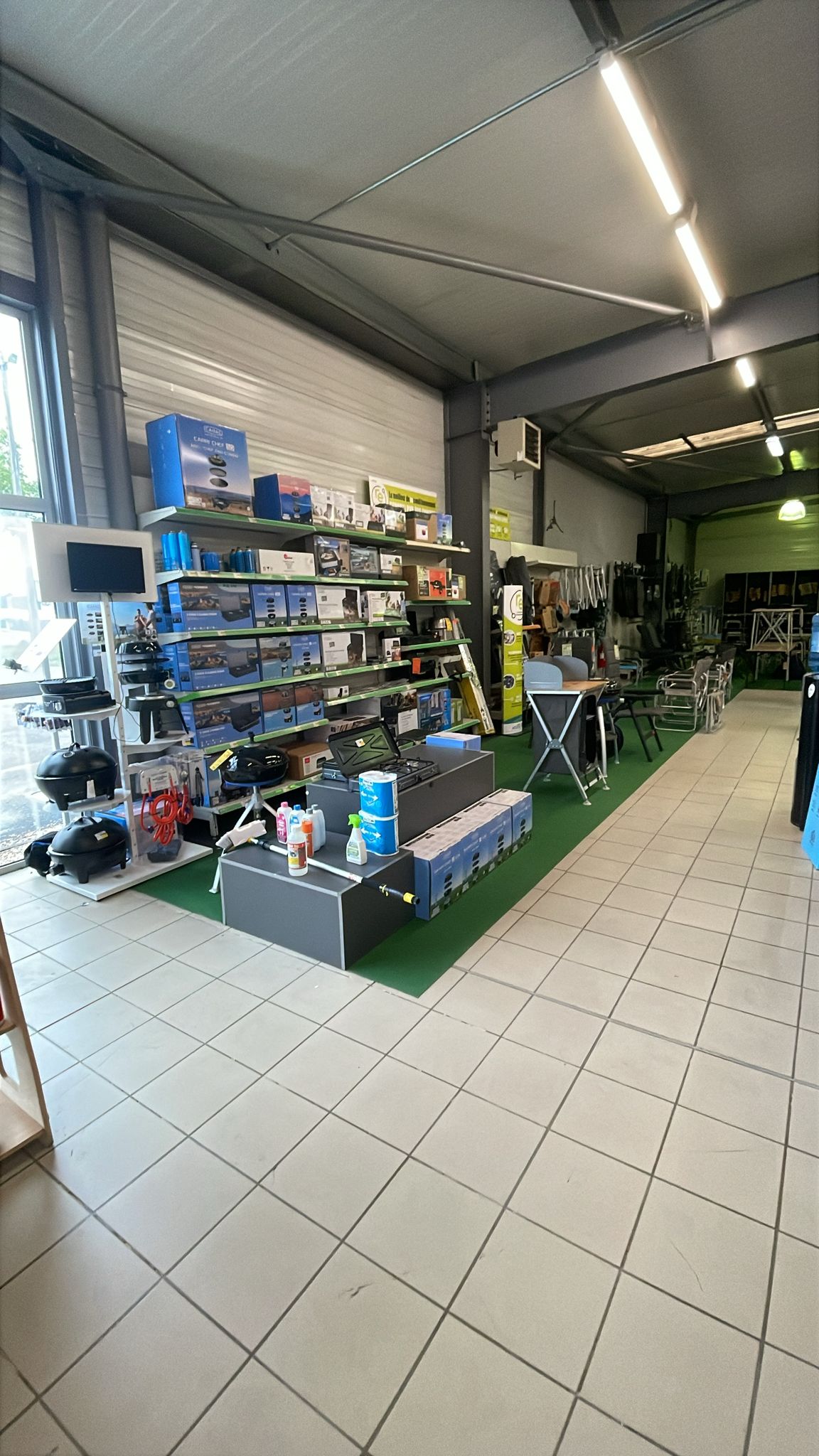 interieur-magasin-Outdoor-Narbonne-Accessoires