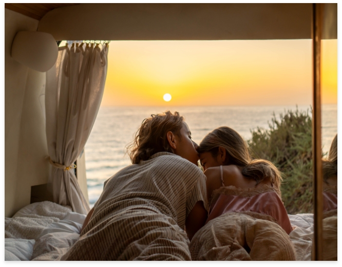 couple dans matelas vans avec couché de soleil