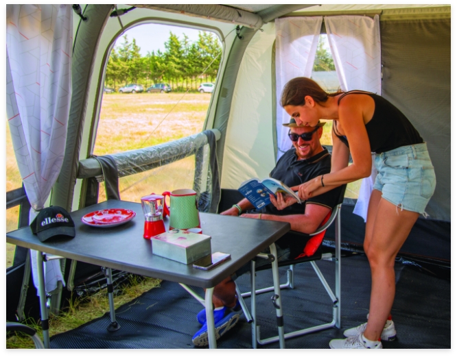 auvent avec des personnes qui discute autour d'une table