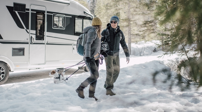 camping-car avec un couple et leur chien