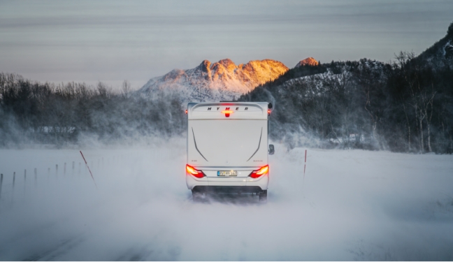 camping-car-dans-la-neige-montagne