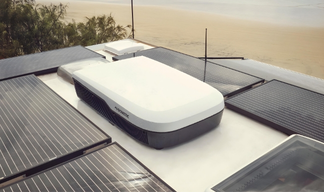 climatiseur-de-toit-avec-panneaux-solaires-camping-car