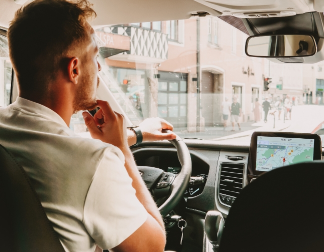 conducteur d'un camping-car avec un GPS