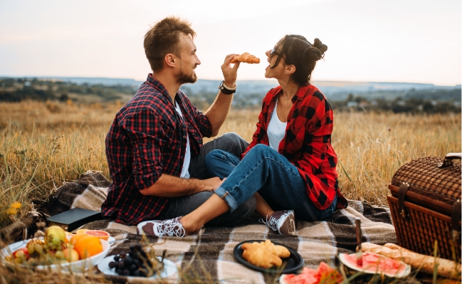 couple-pique-nique-en-pleine-nature