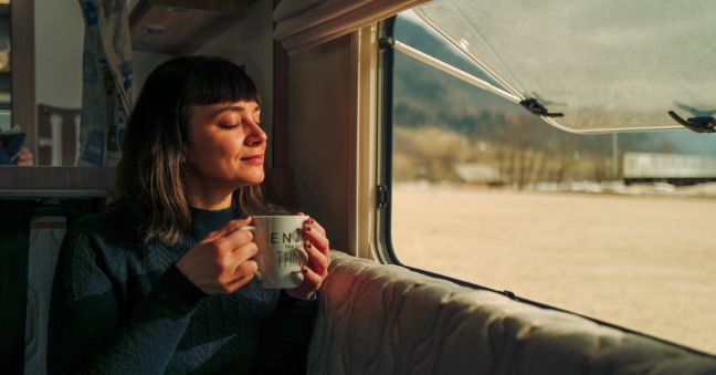 femme-dans-un-camping-car-chauffe-en-hiver