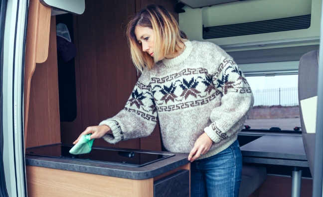 Femme nettoie intérieur camping-car