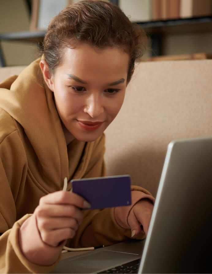 femme-qui-paye-avec-Cartre-bleu-devant-ordinateur-portable