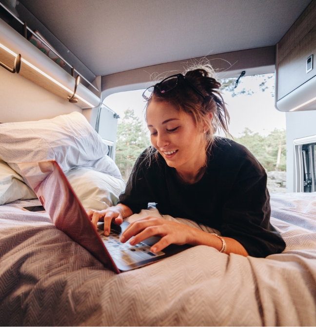 femme sur son ordinateur dans son van 