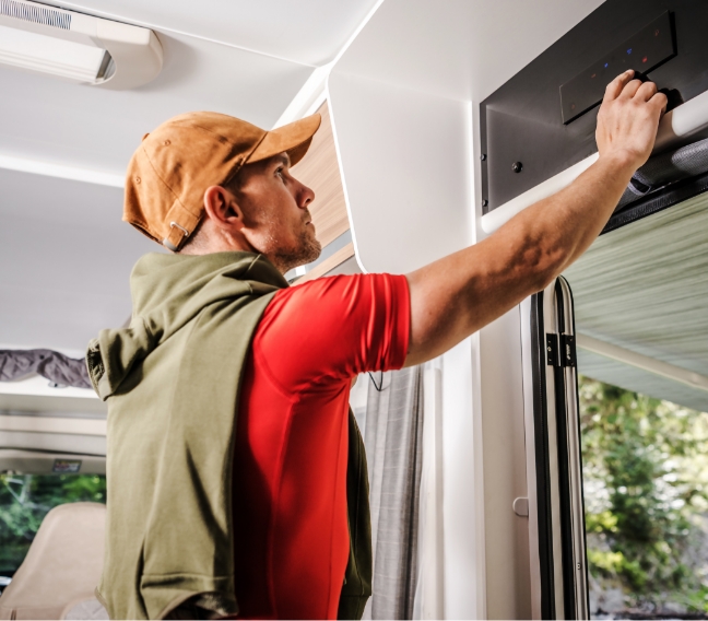 homme-regle-la-temperature-dans-son-camping-car