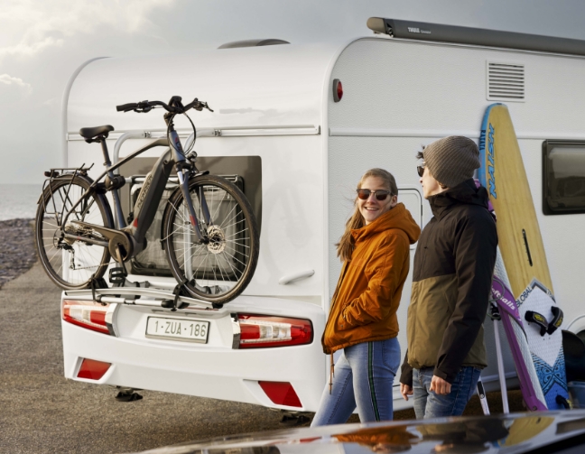 couple avec vélos électriques sur porte vélos