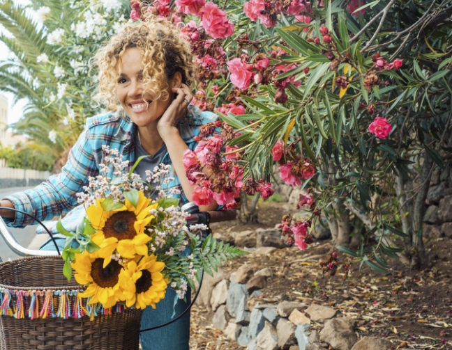 femme en vélo électrique avec des fleurs